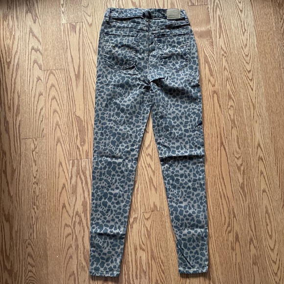 American eagle cheetah print curvy jeans, size 2 - Picture 2 of 2